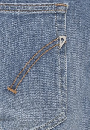 Tessuto di denim blu con una tasca posteriore caratterizzata da doppia cucitura arancione e da un piccolo rivetto in metallo argentato sulla cucitura destra.