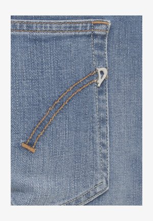 Tessuto di denim blu con una tasca posteriore caratterizzata da doppia cucitura arancione e da un piccolo rivetto in metallo argentato sulla cucitura destra.