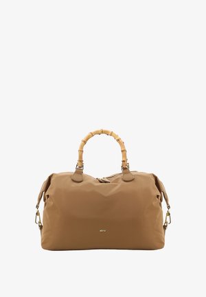 Braune Nylon-Tasche mit Bambusgriffen, goldfarbener Hardware und einem Reißverschluss oben. Mit Logodetail auf der Vorderseite und runder Form.