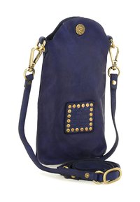 Borsa a tracolla in pelle blu navy con borchie dorate, emblema rotondo e tracolla regolabile con chiusure in metallo dorato.