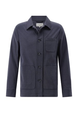 Marineblaue Jacke mit Knopfleiste, Kragen, einer Brusttasche und zwei unteren Vorderentaschen, vor weißem Hintergrund präsentiert.