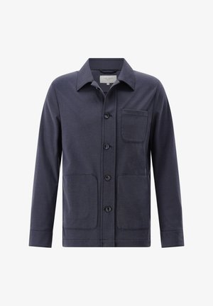 Marineblaue Jacke mit Knopfleiste, Kragen, einer Brusttasche und zwei unteren Vorderentaschen, vor weißem Hintergrund präsentiert.