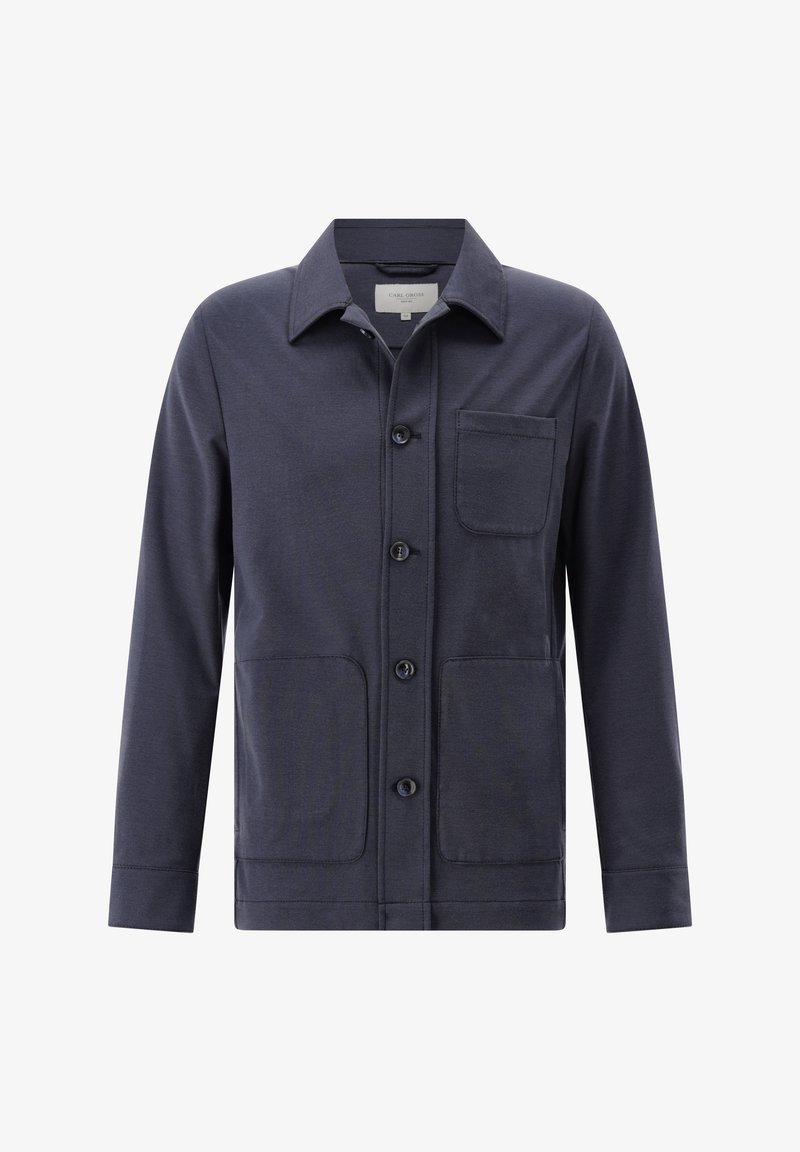 Marineblaue Jacke mit Knopfleiste, Kragen, einer Brusttasche und zwei unteren Vorderentaschen, vor weißem Hintergrund präsentiert.