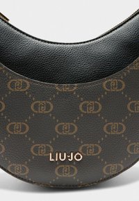 Crna kožna torbica za ruke zaobljenog oblika, s uzorkom logotipa u smeđoj boji i zlatnim detaljima, s imenom branda "LIU•JO" utisnutim.