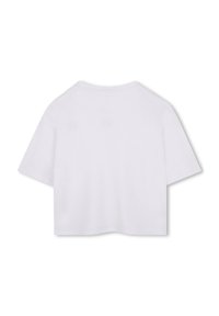 Camiseta blanca recortada de algodón, con mangas cortas, un escote redondo y una textura suave sin patrones ni gráficos visibles.