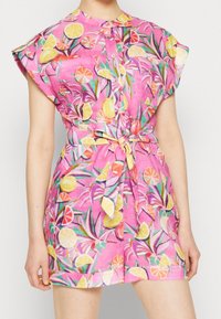 Vestido de manga corta color rosa con un divertido patrón de frutas cítricas, tejido ligero, con botones en el frente y una cintura anudada para un look casual.