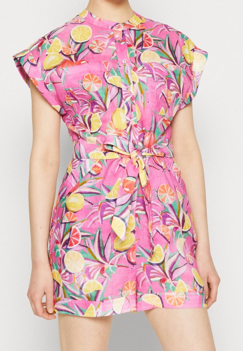 Vestido de manga corta color rosa con un divertido patrón de frutas cítricas, tejido ligero, con botones en el frente y una cintura anudada para un look casual.