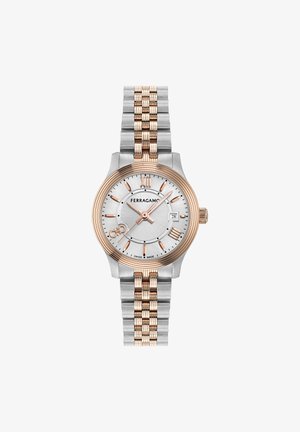 Reloj redondo de plata con un bisel de oro rosa. Pulsera de eslabones de plata y oro rosa. La esfera presenta números romanos, una ventana de fecha y tres manecillas.