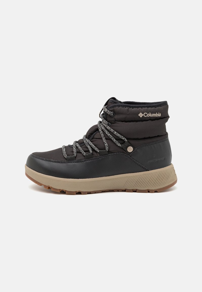 Botte d’hiver imperméable noire Columbia avec semelle beige, lacets gris à motifs, col rembourré montant à la cheville et semelle extérieure texturée.