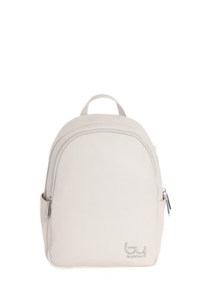 Zaino piccolo in pelle color crema con tasca frontale con zip, cerniere in argento e logo vicino all'angolo in basso a destra.