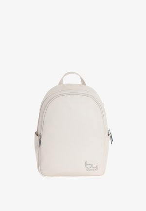 Zaino piccolo in pelle color crema con tasca frontale con zip, cerniere in argento e logo vicino all'angolo in basso a destra.