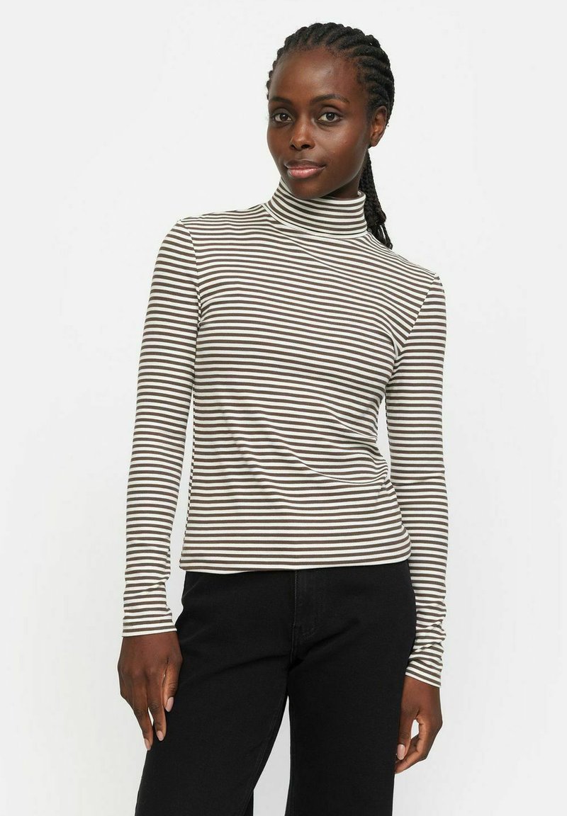 Gestreifter Rollkragenpullover in Braun und Creme, mit langen Ärmeln, figurbetontem Schnitt, aus weichem Stoff, kombiniert mit schwarzen Hosen.