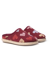 Chaussons en laine bordeaux avec des cœurs à motifs en bleu clair, jaune et orange. Dotés d'une semelle en jute tressé pour une bonne adhérence et un confort optimal.
