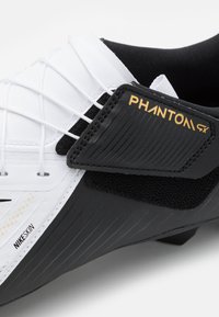 Nike Performance PHANTOM GX 2 ACADEMY EASYON FG/MG - Kemény talajra készült futballcipő - white/black/metallic gold coin