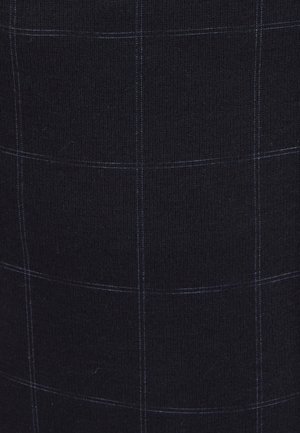 Gebreide stof met een donkerblauwe achtergrond en een subtiel lichtblauw geruit patroon. De textuur is glad met een consistente weving.