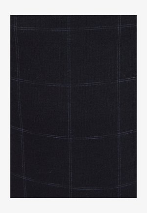 Tessuto a maglia con uno sfondo blu scuro e un delicato motivo a quadretti blu chiaro. La texture è liscia con una trama uniforme.