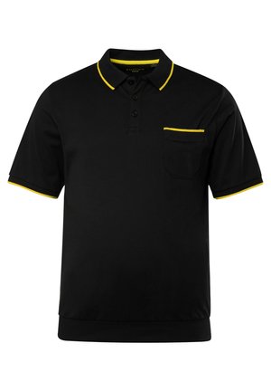 Schwarzes Poloshirt mit gelben Akzenten an Kragen und Ärmeln, ausgestattet mit einer Brusttasche und drei Knöpfen zum Schließen. Glatte Stoffstruktur.