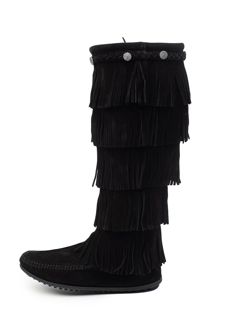 Stivali alti in suede nero con più strati di frange, borchie decorative in metallo e punta tonda. Texture liscia con suola piatta.