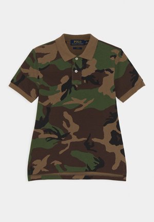 Polo camouflage manches courtes avec motif vert, marron et noir, col et poignets marron.