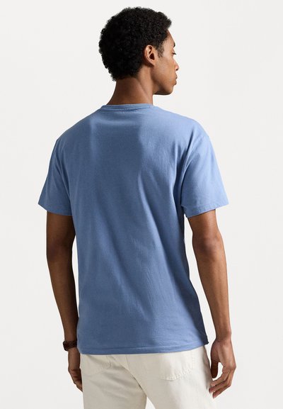 Tricou din bumbac albastru cu mânecă scurtă și decolteu rotund. Textură netedă și design simplu, fără modele sau accente vizibile.