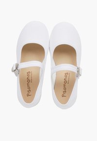 Zapatillas de ballet de lona blanca con punta redonda, correa en el tobillo y hebilla metálica. Textura suave con un forro interior blando. La inscripción en el interior dice "Pisamonas."