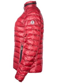 Giacca a vento rossa con un design trapuntato, colletto a costine, tasche con zip e una patch del logo sulla manica. Leggera e con una finitura lucida.