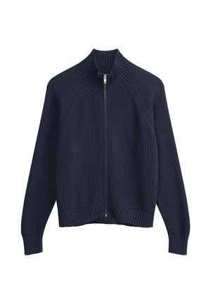 Cardigan zippé en jersey côtelé marine avec un col haut, présentant un motif de tricot texturé contrasté et des poignets et un ourlet ajustés.