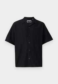 Camisa negra de manga corta con botones, con un diseño texturizado de canalé, que presenta un cuello y cinco botones en la parte delantera, hecha de un tejido suave.