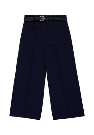 Weit geschnittene marineblaue Hose mit großen Fronttaschen und einem schwarzen Gürtel mit silberner Schnalle auf weißem Hintergrund.