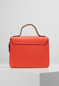 Sac à main rectangulaire en cuir orange avec une poignée supérieure, fermeture à rabat et bordure noire contrastante. Texture lisse, design minimaliste.