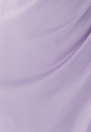 Lyse lilla, glat stof med subtil drapering og blød glans, der viser en fin tekstur og ensartet farve overalt.