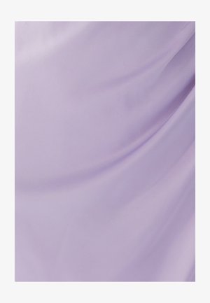 Tessuto liscio di colore viola chiaro, con un drappeggio delicato e una brillantezza morbida, che mostra una texture delicata e un colore uniforme su tutta la superficie.