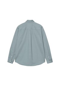 Camisa de botones de manga larga azul claro con cuello, detalle de pliegue en la espalda y puños abotonados. Textura suave, diseño casual.