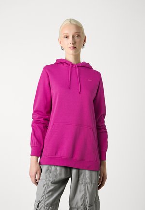 Fuksia hette med snøring, frontlomme og ribbestrikkede mansjetter. Jevn tekstur, minimal logo detaljer på brystet.