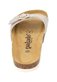 Ljust grå slidesandal med en spänneaccent, korkfotbädd, strukturerad tan innersula och en vit gummiyttersula. Varumärket synligt.