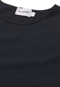 Schwarzes, geripptes kurzärmliges Oberteil mit rundem Ausschnitt. Mit einem Etikett, auf dem "hessnatur" und die Größe "S" steht. Glatte Textur, lässiges Design.