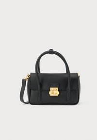 Bolso de cuero negro texturizado con asas dobles, cierre dorado con letras entrelazadas y correa de hombro desmontable sobre un fondo liso.