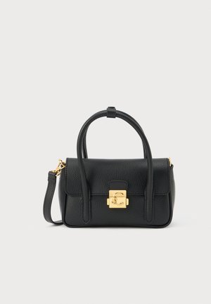 Borsa a mano in pelle nera con texture, dotata di doppi manici, chiusura dorata con lettere intrecciate e tracolla removibile, su sfondo semplice.