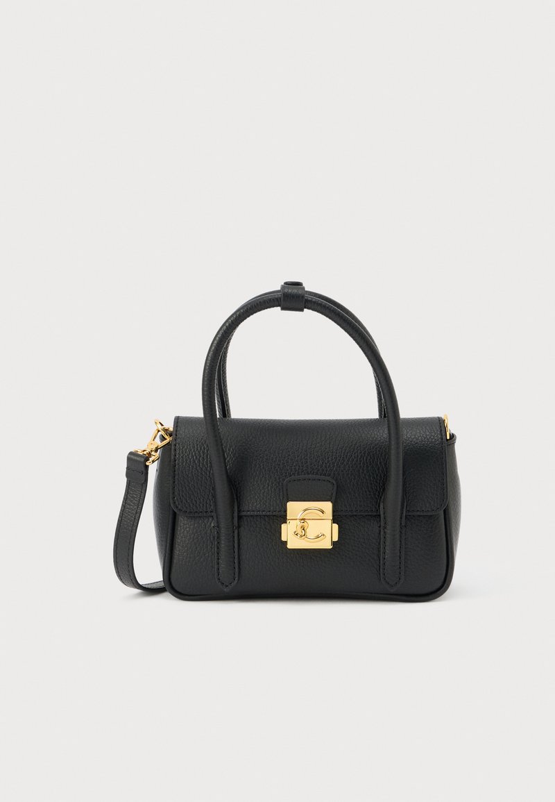 Bolso de cuero negro texturizado con asas dobles, cierre dorado con letras entrelazadas y correa de hombro desmontable sobre un fondo liso.