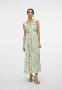 Abito lungo dai toni pastello con scollo arricciato e silhouette fluida, caratterizzato da un motivo floreale nelle tonalità di rosa e verde.