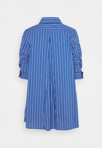 Abito camicia a righe blu e bianche con colletto, maniche lunghe e design con piega sul retro. Tessuto morbido con una vestibilità rilassata.