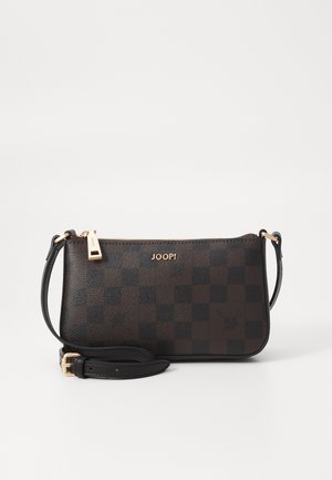 Ciemnobrązowa, kratkowana torba na ramię z złotym suwakiem i logo „JOOP!”, z regulowanym czarnym paskiem ze skóry i złotą klamrą.