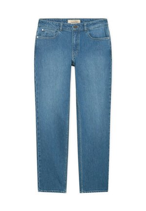 Blå denimjeans med lige ben, frontknap og lynlåslukning, bæltestropper og design med fem lommer, lagt fladt på en hvid baggrund.