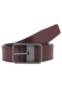 Cinturón marrón de textura con hebilla cuadrada de metal plateado. El cinturón está fabricado con material sintético y presenta un acabado suave.
