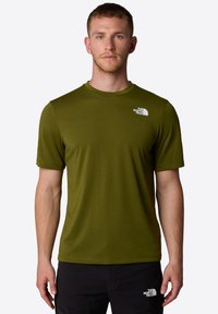 Olivově zelené tričko s krátkým rukávem vyrobené z lehkého materiálu, s malým bílým logem na levé části hrudi a kulatým výstřihem.