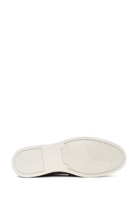 Leren schoen met een witte rubberen zool, gekenmerkt door een gestructureerd patroon en gladde randen. De zool heeft een loopvlakontwerp voor grip.
