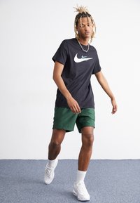 Nike Sportswear FLOW - Pantaloni sportivi - fir