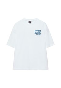 T-shirt blanc à manches courtes avec texte bleu "STWD DIVISION 1991" et logo sur le côté gauche de la poitrine, col rond et coupe décontractée.