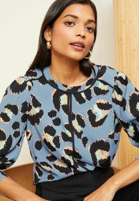 Love & Roses REGULAR FIT - Camicetta - blue animal