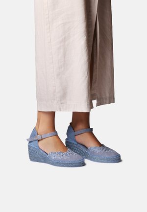 Niebieskie koturny espadryle z dekoracyjnym kwiatowym haftem, regulowanym paskiem na kostkę, plecioną fakturą i solidną podeszwą z juty.